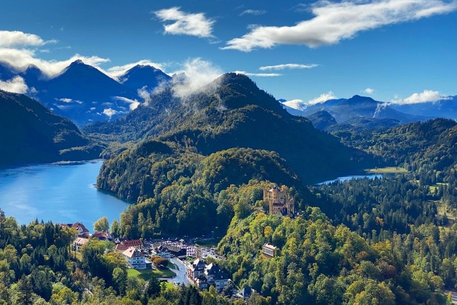 ausblick alpsse und schloß hohenschwangau